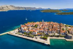 Vue aérienne de la vieille ville de Korcula, sur l'île de Korcula, en Croatie.