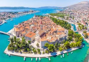 Explorer les anciennes ruelles de Trogir