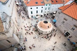 Se tenir à l'intérieur des anciens remparts de la ville sur la place de Dubrovnik