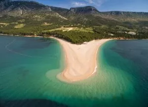 Découvrez des criques idylliques comme la plage de la Corne d'Or