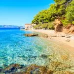 Plage idyllique sur la côte de l'île de Brac près de la ville de Bol, île de Brac, Croatie