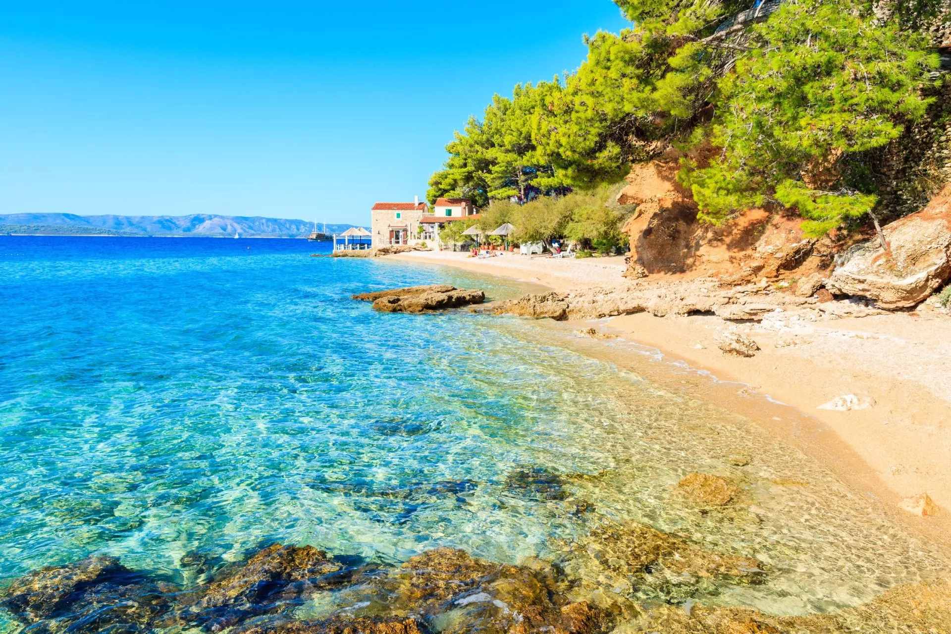 Idyllischer Strand an der Küste der Insel Brac nahe der Stadt Bol, Insel Brac, Kroatien