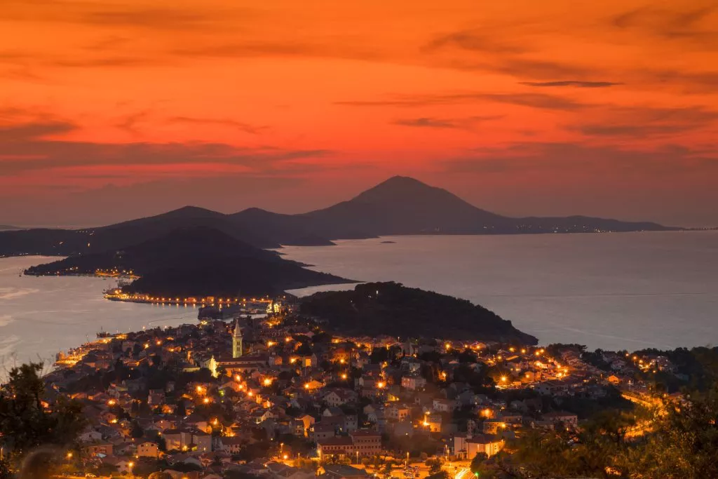 Vue aérienne du soir de la ville de Mali Losinj, en Croatie.
