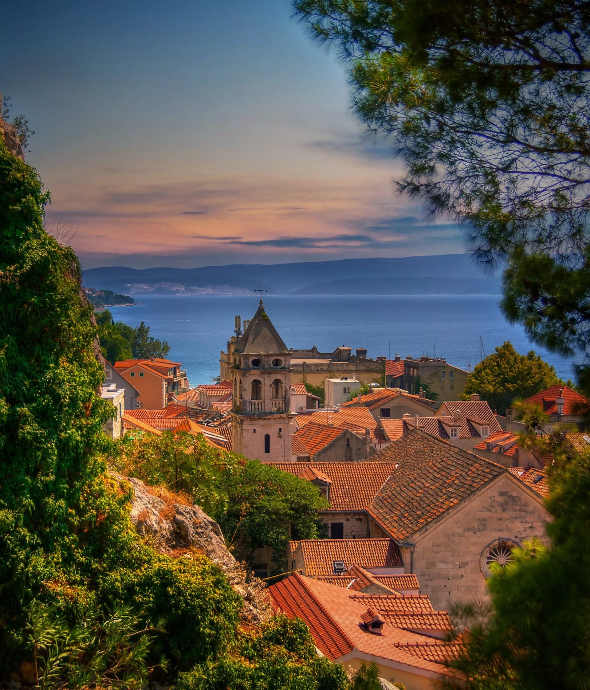 Overlooking the Mediterranean town Omis, Dalmatia, Croatia. Blick auf die mediterane Kleinstadt Omis, Dalmatien, Kroatien.
