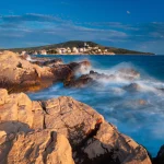 Soirée d'été sur les rochers de la côte croate près de Primošten