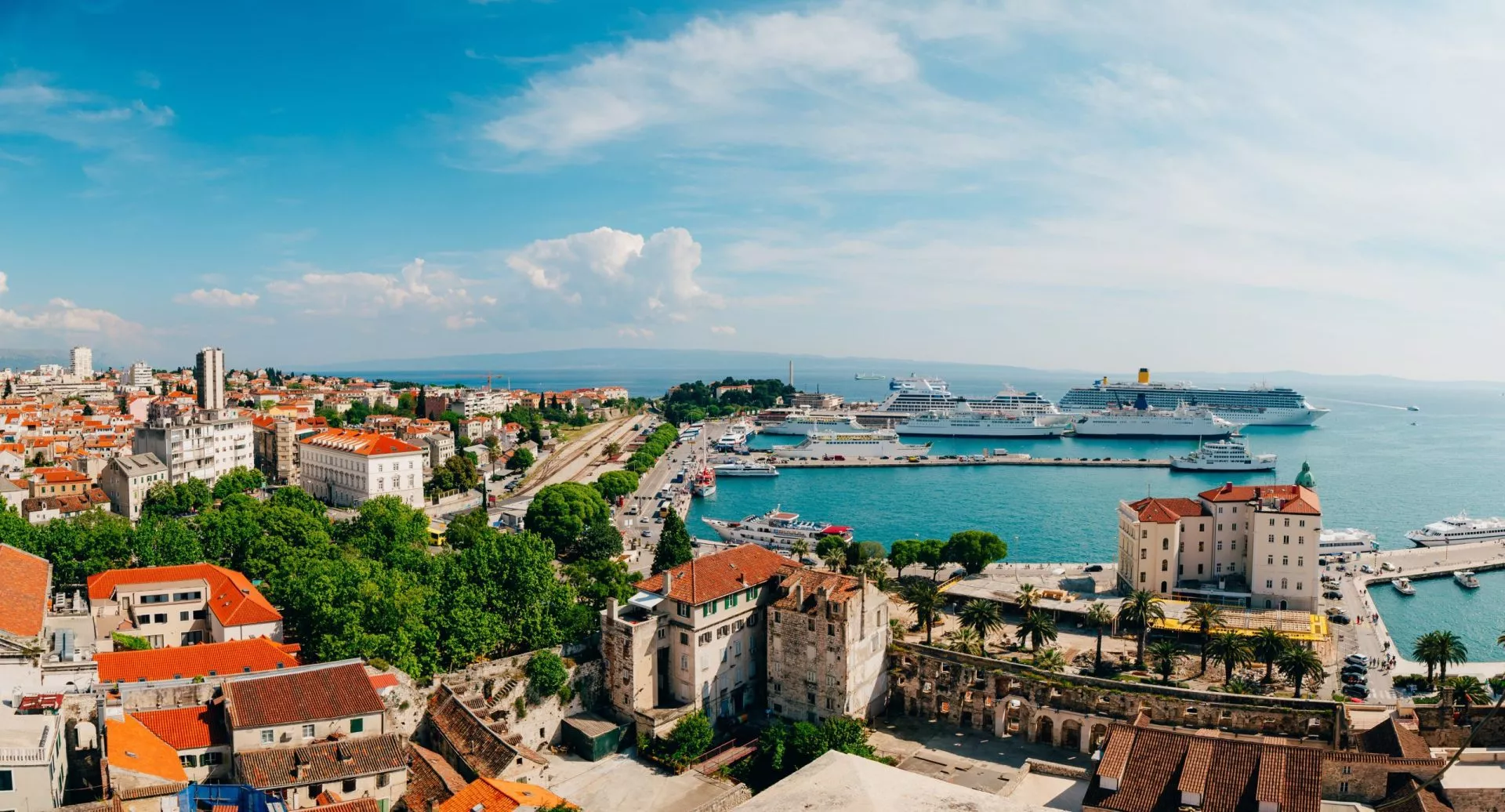 Die Uferpromenade der Altstadt von Split in Kroatien.